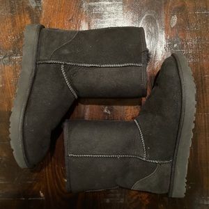 Black Classic Short II UGG Boots🖤